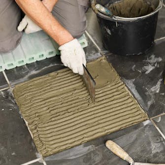 Lim fast den nye flisen Lim fast den nye flisen